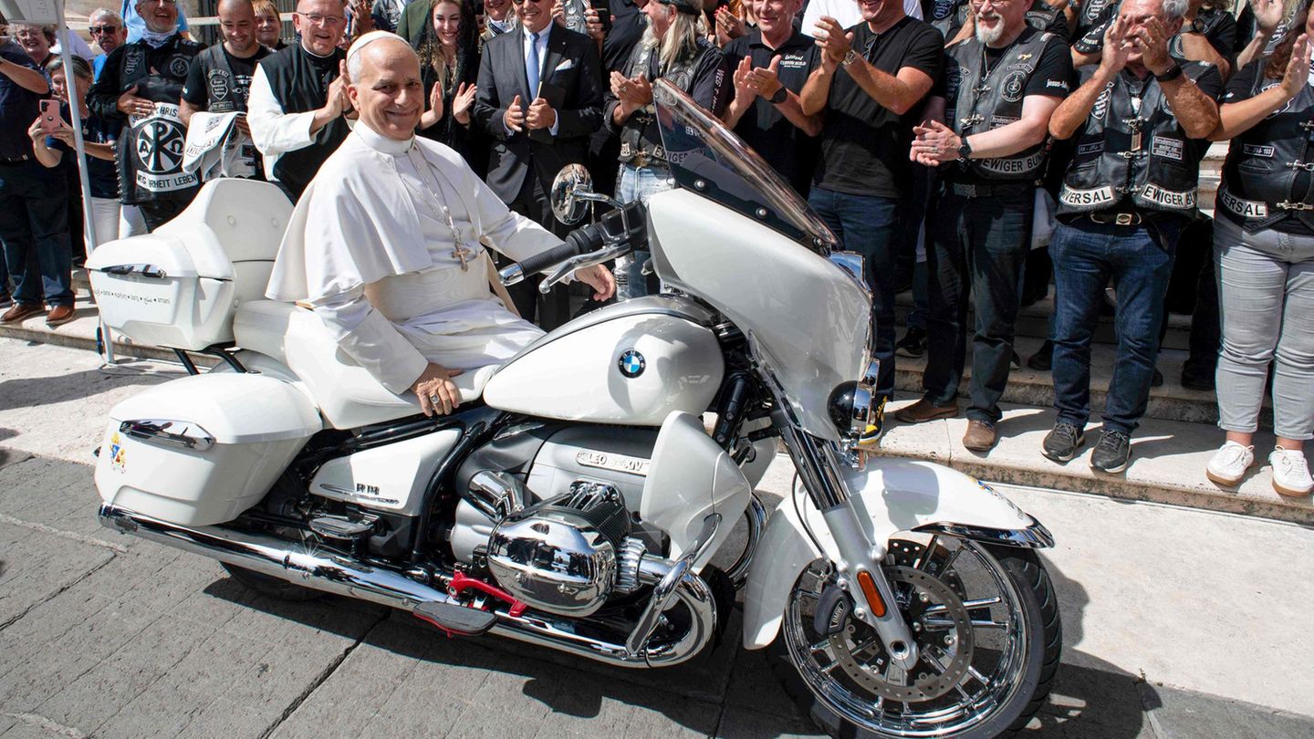 3. September: Gott ist ein Rocker Vatikan. Jesus-Biker nennt sich eine Gruppe von Motorradfahrern aus Deutschland. Zur Generalaudienz brachten sie gleich eine BMW R18 mit, ganz im Papst-Style gehalten. Leo XIV. setzte sich prompt auf die Maschine und signierte sie. Die BMW bleibt aber nicht im Vatikan, sondern kommt zurück nach Deutschland. Dort werden die Jesus-Biker das Motorrad für ein Kinderhilfsprojekt auf Madagaskar versteigern. Gott wird es gefallen