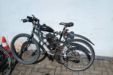 Ein 19-Jähriger hat sein Rad mit einem Motor nachgerüstet und ist damit durch die Stadt gerast. Foto: -/Polizei Hannover/dpa