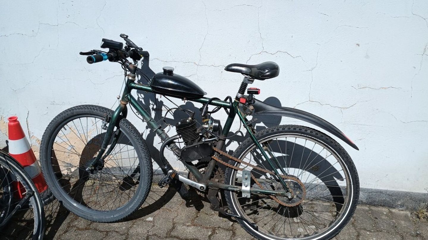 Ein 19-Jähriger hat sein Rad mit einem Motor nachgerüstet und ist damit durch die Stadt gerast. Foto: -/Polizei Hannover/dpa