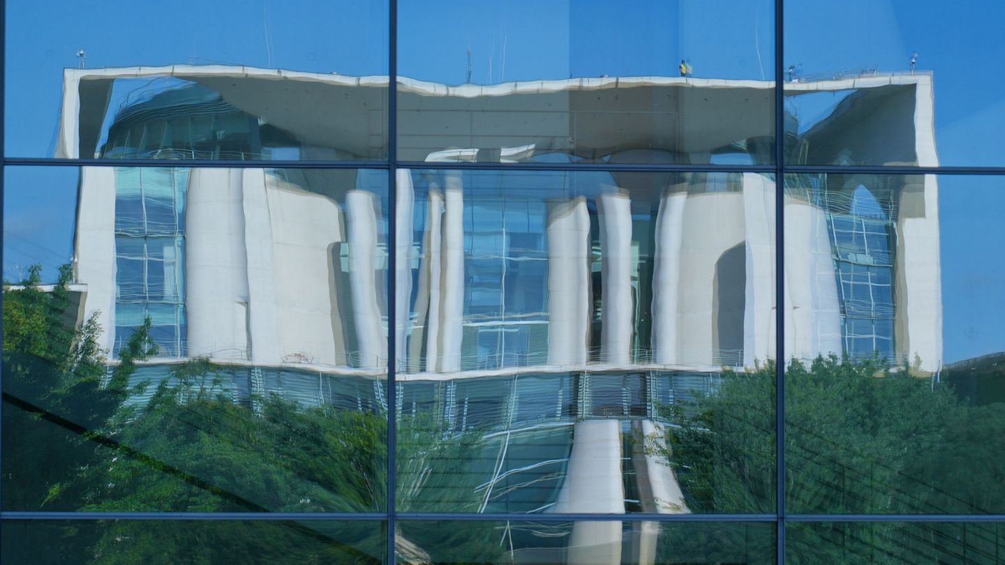 Das Bundeskanzleramt spiegelt sich in der gläsernen Fassade des Paul-Löbe-Hauses. (Archivbild) Foto: Soeren Stache/dpa