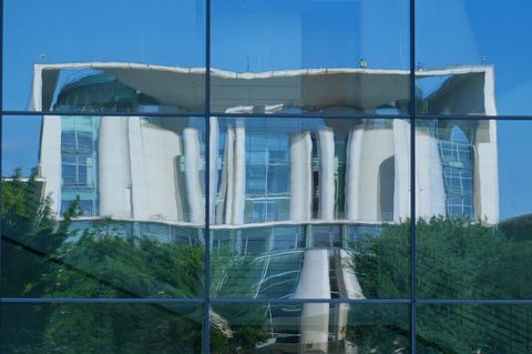 Das Bundeskanzleramt spiegelt sich in der gläsernen Fassade des Paul-Löbe-Hauses. (Archivbild) Foto: Soeren Stache/dpa