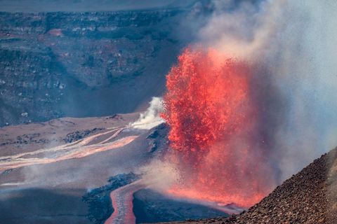 Der Kilauea spuckte Lavafontänen rund 100 Meter hoch in den Himmel. Foto: C. Cauley/U.S. Geological Survey/AP/dpa