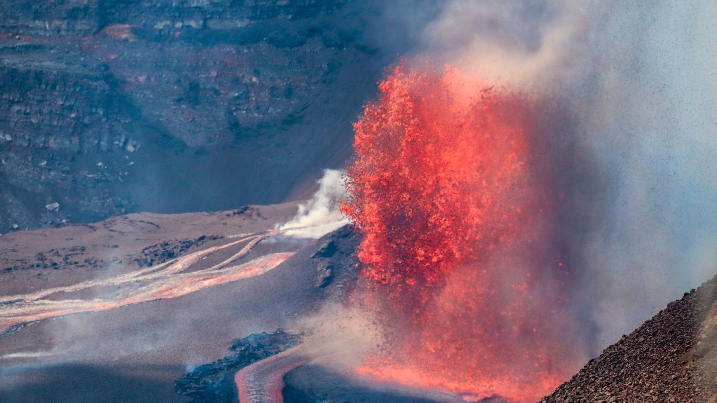 Der Kilauea spuckte Lavafontänen rund 100 Meter hoch in den Himmel. Foto: C. Cauley/U.S. Geological Survey/AP/dpa