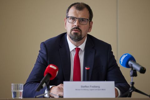 Für Bildungsminister Steffen Freiberg ist die Absicherung des Unterrichts das höchste Ziel. Foto: Joerg Carstensen/dpa