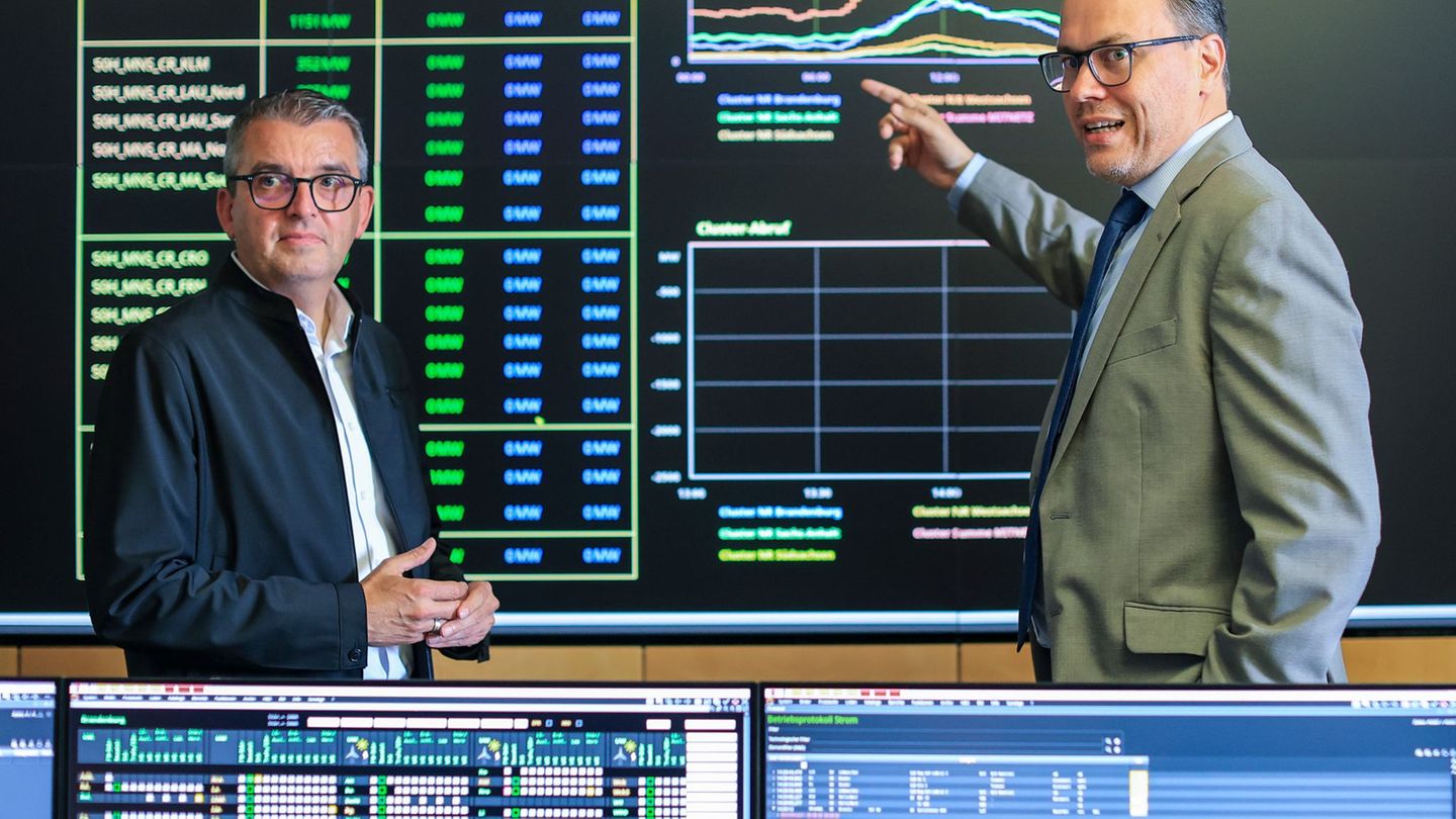 EnviaM-Vorstandschef Stephan Lowis (l) erläutert Sachsens Wirtschaftsminister Dirk Panter die Abläufe in der Netzleitstelle. Fot