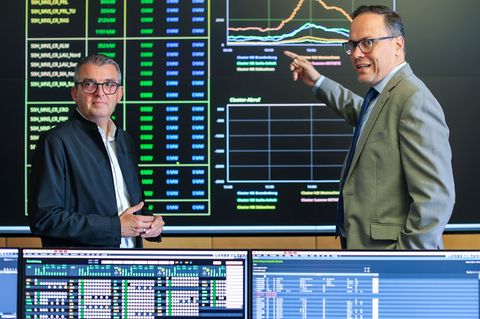 EnviaM-Vorstandschef Stephan Lowis (l) erläutert Sachsens Wirtschaftsminister Dirk Panter die Abläufe in der Netzleitstelle. Fot