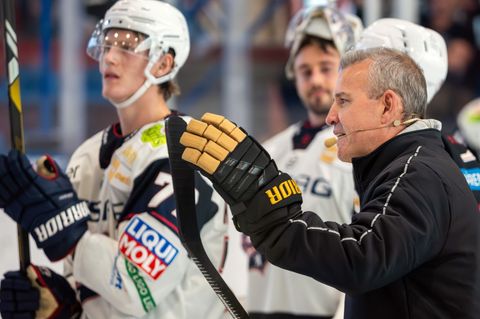 Cheftrainer Serge Aubin will mit den Eisbären Berlin den nächsten deutschen Meistertitel holen. Foto: Soeren Stache/dpa