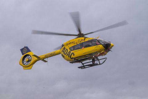 Ein Hubschrauber hat den schwer verletzten Jungen nach dem Hundebiss ins Krankenhaus geflogen. (Symbolbild) Foto: Peter Kneffel/