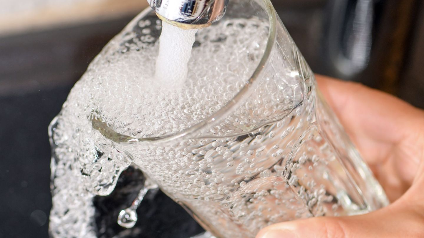 In Teilen Detmolds galt zwei Wochen lang ein Abkochgebot für Trinkwasser. (Symbolbild) Foto: Patrick Pleul/dpa-Zentralbild/dpa