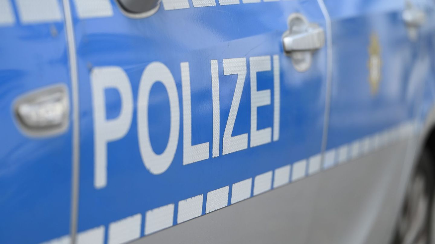 Bei dem Versuch zu Parken kollidiert eine Autofahrerin mit einem Streifenwagen. (Archivbild) Foto: Malin Wunderlich/dpa