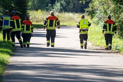 Rettungskräfte suchen nach einem vermisstem 83-jährigen Mann. Foto: Peter Kneffel/dpa
