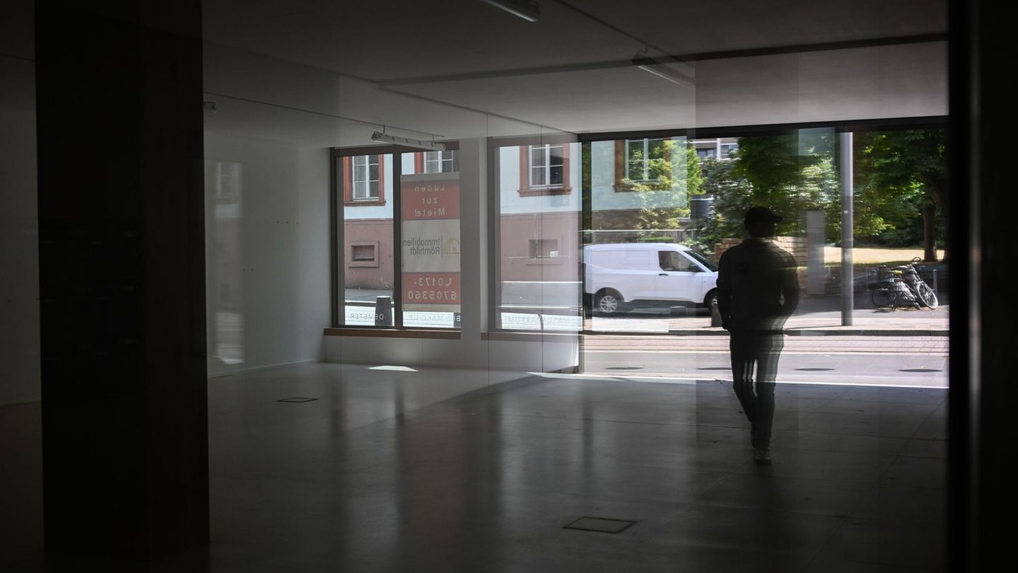 Gerade das will das Land verhindern: Leere Innenstädte. (Symbolbild) Foto: Arne Dedert/dpa