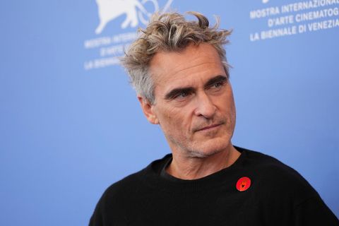 Joaquin Phoenix vor der Pressekonferenz des Films mit einem "Artists4Ceasefire"-Anstecker. Foto: Scott A Garfitt/Invision/AP/dpa