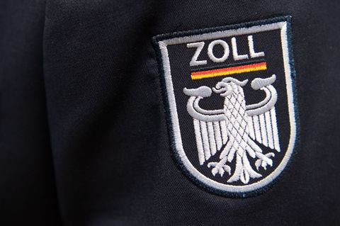 Einsatzkräfte des Zolls nahmen den 65-Jährigen am Dienstag fest. (Symbolbild) Foto: Ralf Hirschberger/dpa