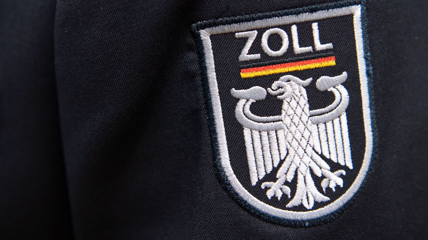 Einsatzkräfte des Zolls nahmen den 65-Jährigen am Dienstag fest. (Symbolbild) Foto: Ralf Hirschberger/dpa