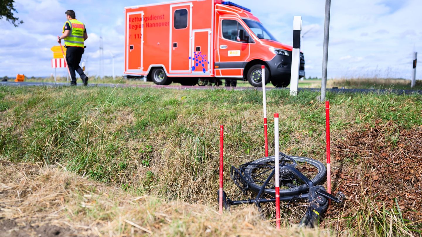 Der tödliche Unfall passierte auf der Kreisstraße 204 in der Region Hannover. Foto: Julian Stratenschulte/dpa