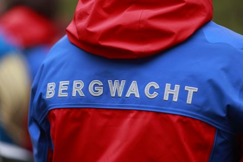 Der Mann war auf einem Steig wegen eines ausgebrochenen Tritts abgestürzt. Foto: Matthias Bein/dpa