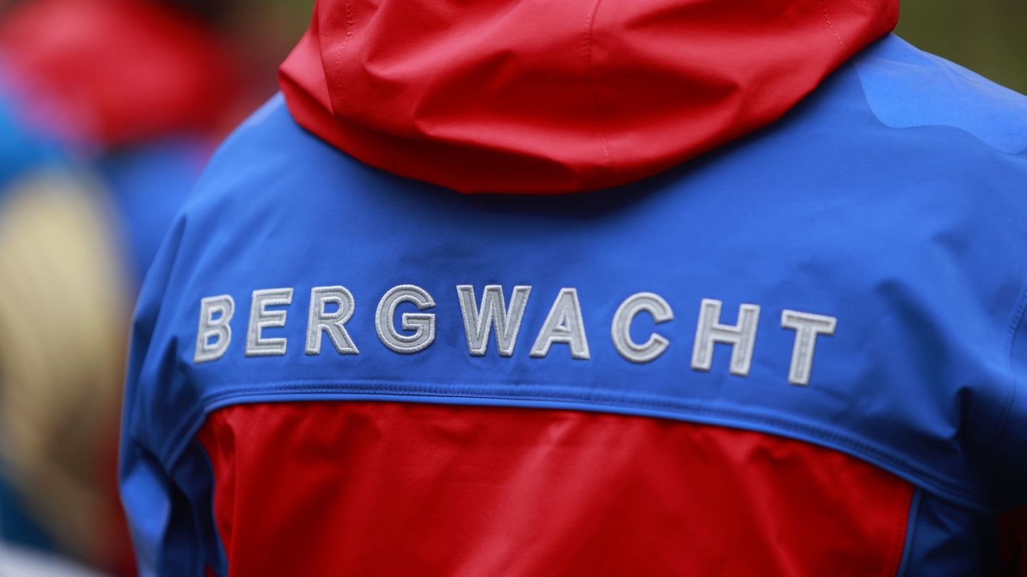 Der Mann war auf einem Steig wegen eines ausgebrochenen Tritts abgestürzt. Foto: Matthias Bein/dpa