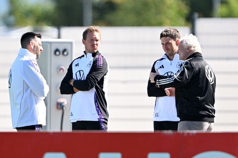 Sportdirektor Rudi Völler (r.) spricht mit Bundestrainer Julian Nagelsmann (2.v.l.) vor dem Training. Foto: Federico Gambarini/d