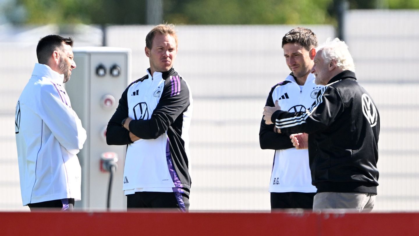 Sportdirektor Rudi Völler (r.) spricht mit Bundestrainer Julian Nagelsmann (2.v.l.) vor dem Training. Foto: Federico Gambarini/d
