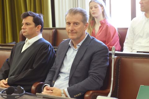 Stephan Hensel und sein Anwalt Philip von der Meden im Gerichtssaal gegen Christina Block
