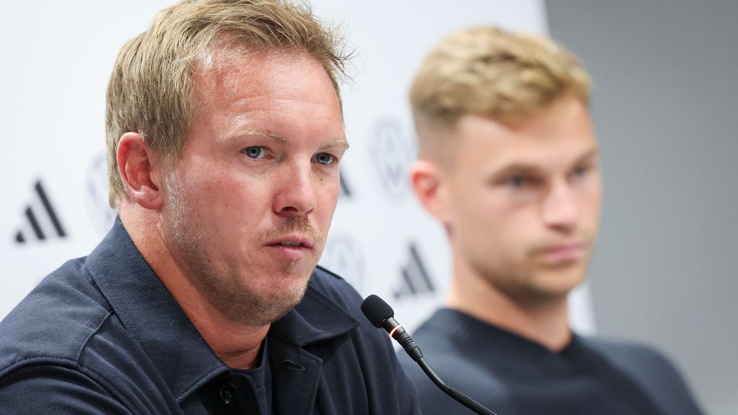 Julian Nagelsmann (l) und Joshua Kimmich bei der Pressekonferenz in Bratislava. Foto: Christian Charisius/dpa