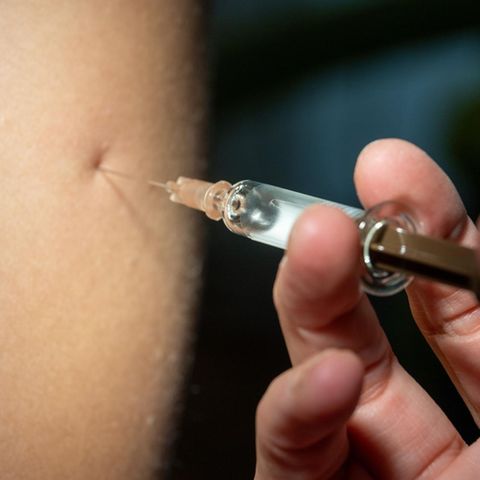 In Florida ist das keinen Pflicht mehr: Eine Spritze wird für eine Impfung in einen Arm gepikt