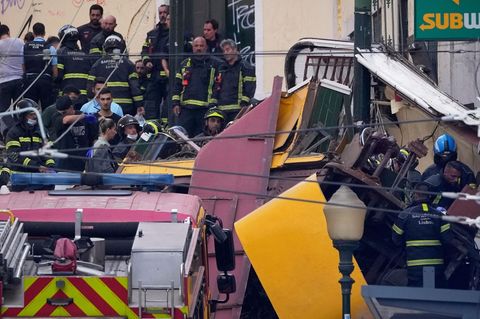Rettungskräfte in Lissabon arbeiten an der Stelle, an der eine Standseilbahn entgleist ist