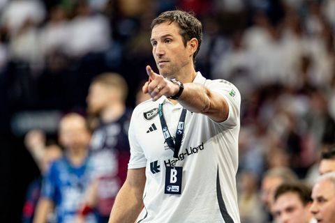 Trainer Torsten Jansen und der HSV Hamburg spielten gegen Hannover. Foto: Axel Heimken/dpa