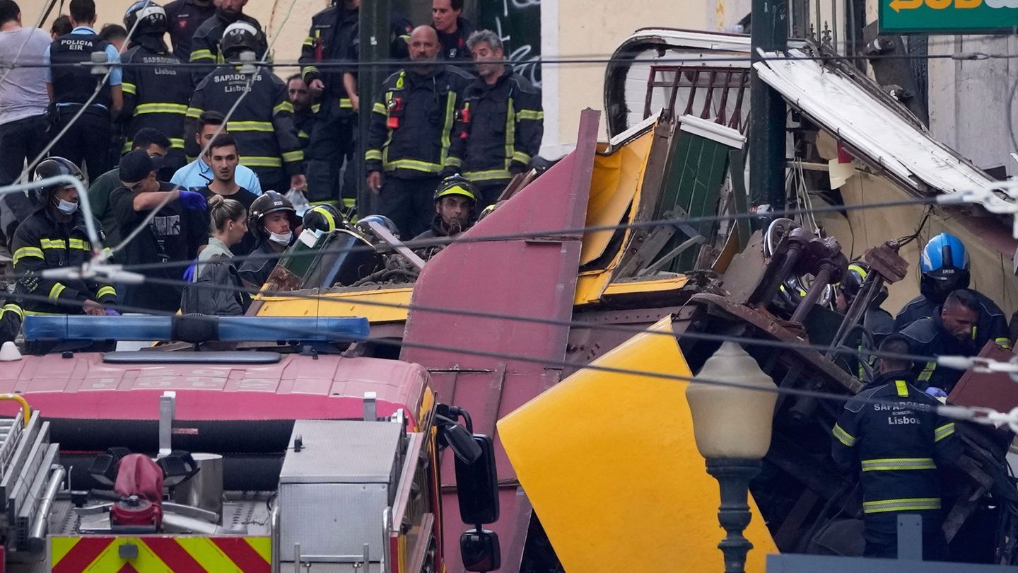 Sirenen heulten nach dem Unfall pausenlos. Foto: Armando Franca/AP/dpa