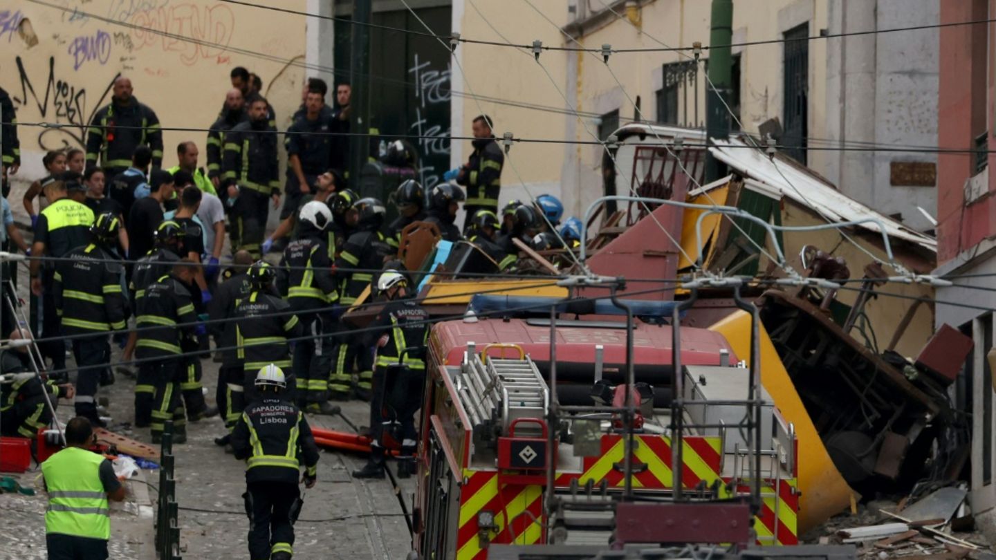 Rettungskräfte an der Unglücksstelle in Lissabon