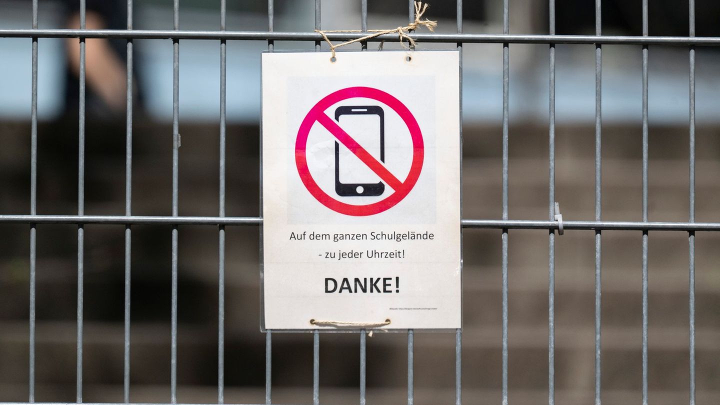 Die Regeln sind unterschiedlich: Manche Schulen haben Handys komplett verbannt, andere sind weniger streng. Ob es flächendeckend