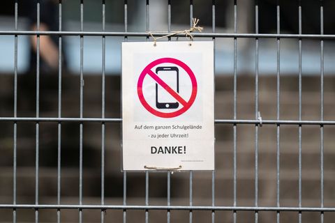 Die Regeln sind unterschiedlich: Manche Schulen haben Handys komplett verbannt, andere sind weniger streng. Ob es flächendeckend