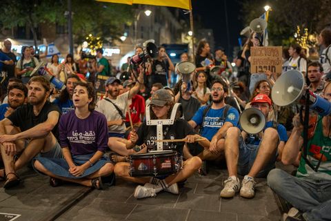 Erneut fordern Demonstranten in Israel von ihrer Regierung ein Abkommen zur Beendigung des Krieges. Foto: Ilia Yefimovich/dpa