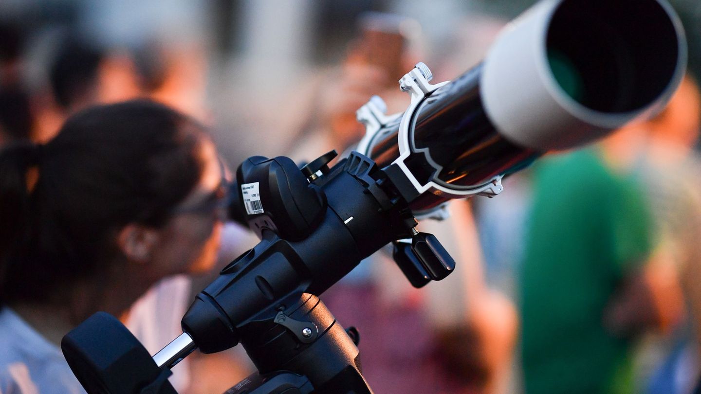 Manche beobachten die Mondfinsternis mit einem Teleskop. (Symbolbild) Foto: Uwe Anspach/dpa