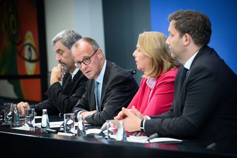 Die Vorsitzenden der Regierungsparteien versprechen konstruktives Miteinander. Foto: Bernd von Jutrczenka/dpa