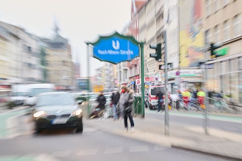 Auf der Karl-Marx-Straße eröffnet ein neues Standortkonzept für das ehemalige Karstadt-Warenhaus. (Symbolbild) Foto: Annette Rie