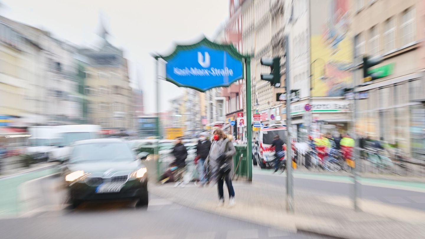 Auf der Karl-Marx-Straße eröffnet ein neues Standortkonzept für das ehemalige Karstadt-Warenhaus. (Symbolbild) Foto: Annette Rie