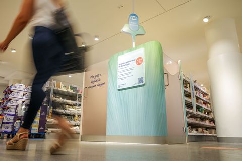 Ärzteverbände kritisieren die neuen Gesundheitsdienstleistungen der Drogeriemarktkette. Foto: Christoph Reichwein/dpa