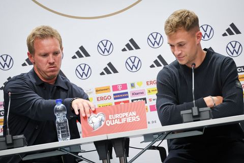 Joshua Kimmich (r) macht sich über die Transfersummen im Fußball seine Gedanken. Foto: Christian Charisius/dpa