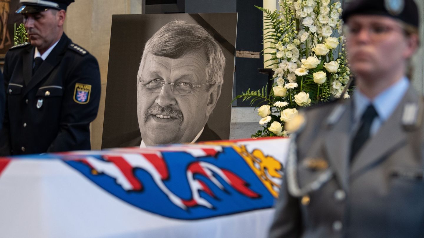 Der Kasseler Regierungspräsident wurde auf der Terrasse seines Wohnhauses erschossen. (Archivbild) Foto: Swen Pförtner/dpa