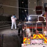 Mitarbeiter der Kriminalpolizei arbeiten an der Stelle, an der die Standseilbahn in Lissabon entgleist ist