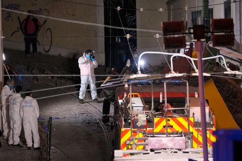 Mitarbeiter der Kriminalpolizei arbeiten an der Stelle, an der die Standseilbahn in Lissabon entgleist ist