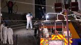 Mitarbeiter der Kriminalpolizei arbeiten an der Stelle, an der die Standseilbahn in Lissabon entgleist ist