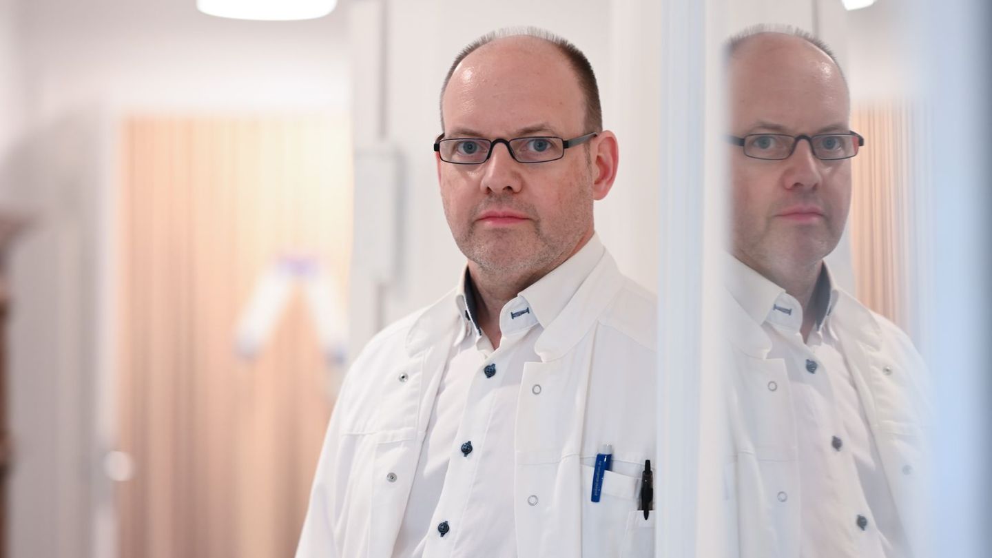 Hausarzt Bernd Brinker will keinen Patienten abweisen und soll deswegen nun womöglich Regress leisten.