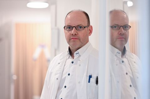 Hausarzt Bernd Brinker will keinen Patienten abweisen und soll deswegen nun womöglich Regress leisten.