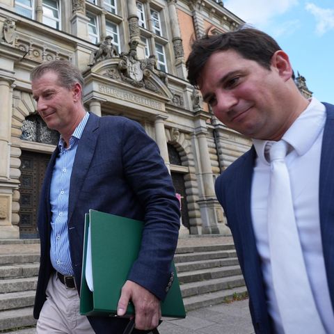 Stephan Hensel (links) mit seinem Anwalt Philip von der Meden vor dem Hamburger Landgericht