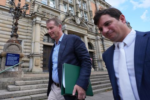 Stephan Hensel (links) mit seinem Anwalt Philip von der Meden vor dem Hamburger Landgericht