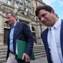 Stephan Hensel (links) mit seinem Anwalt Philip von der Meden vor dem Hamburger Landgericht