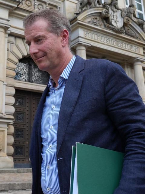 Stephan Hensel (links) mit seinem Anwalt Philip von der Meden vor dem Hamburger Landgericht